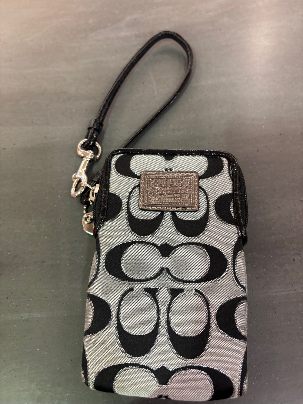 Coach Black Signature Wristlet CC Poppy